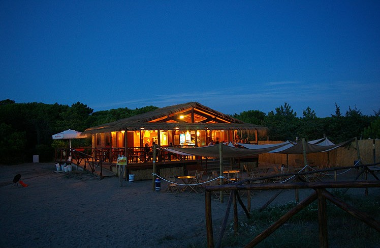 Beach Bar del Fuorirotta Beach Club illuminato al tramonto
