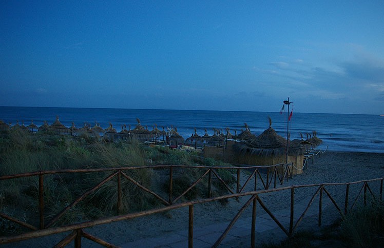 Vista della spiaggia del Fuorirotta Beach Club al tramonto