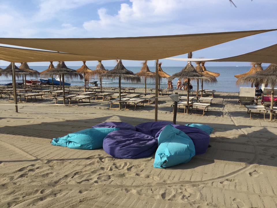 Gazebo etnico con lettini sulla spiaggia del Fuorirotta Beach Club