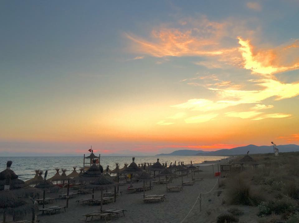 Panorama della spiaggia al tramonto dal Fuorirotta Beach Club