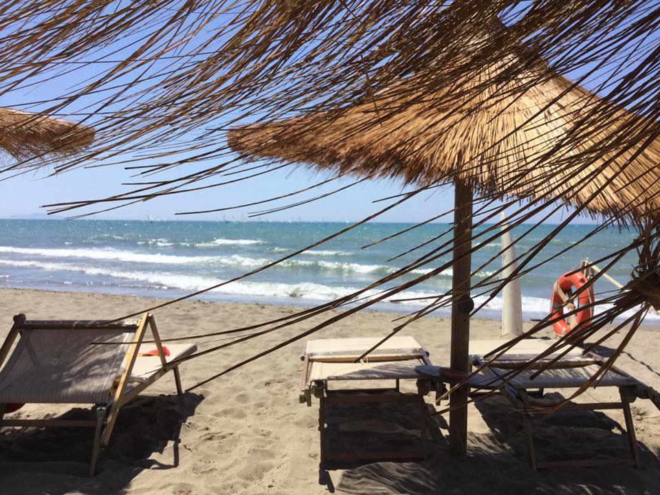 Ombrellone e lettini con vista mare al Fuorirotta Beach Club