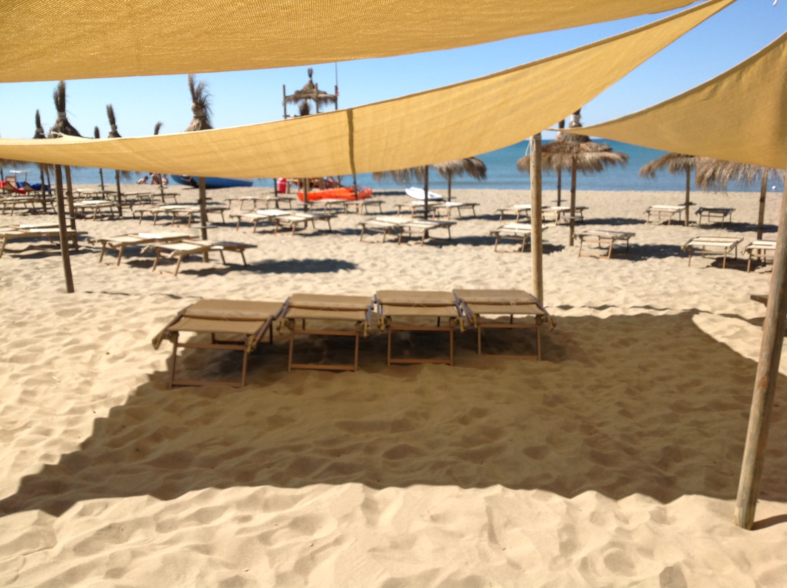 Spiaggia attrezzata del Fuorirotta Beach Club con ombrelloni colorati
