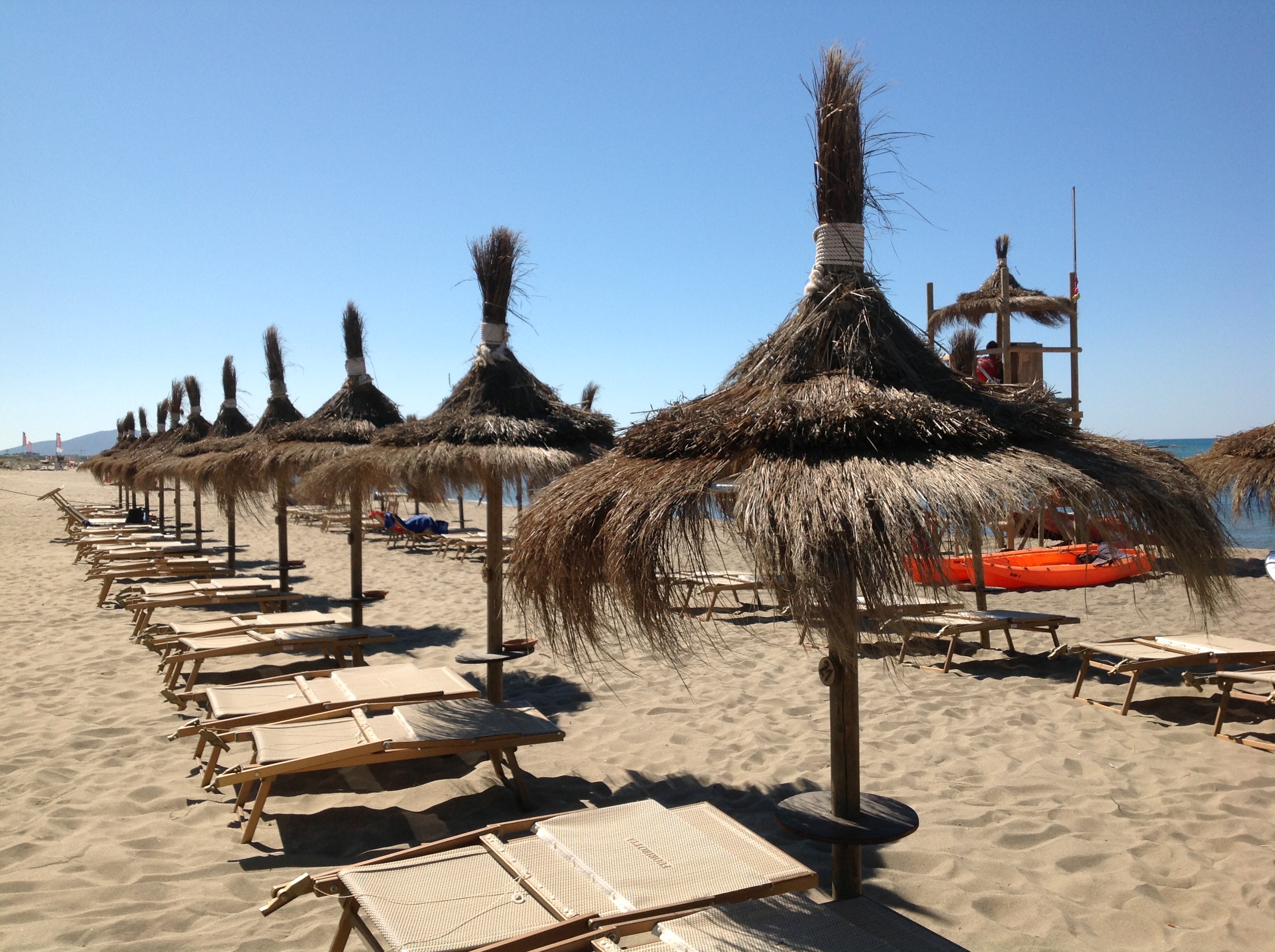 Vista della spiaggia attrezzata del Fuorirotta Beach Club