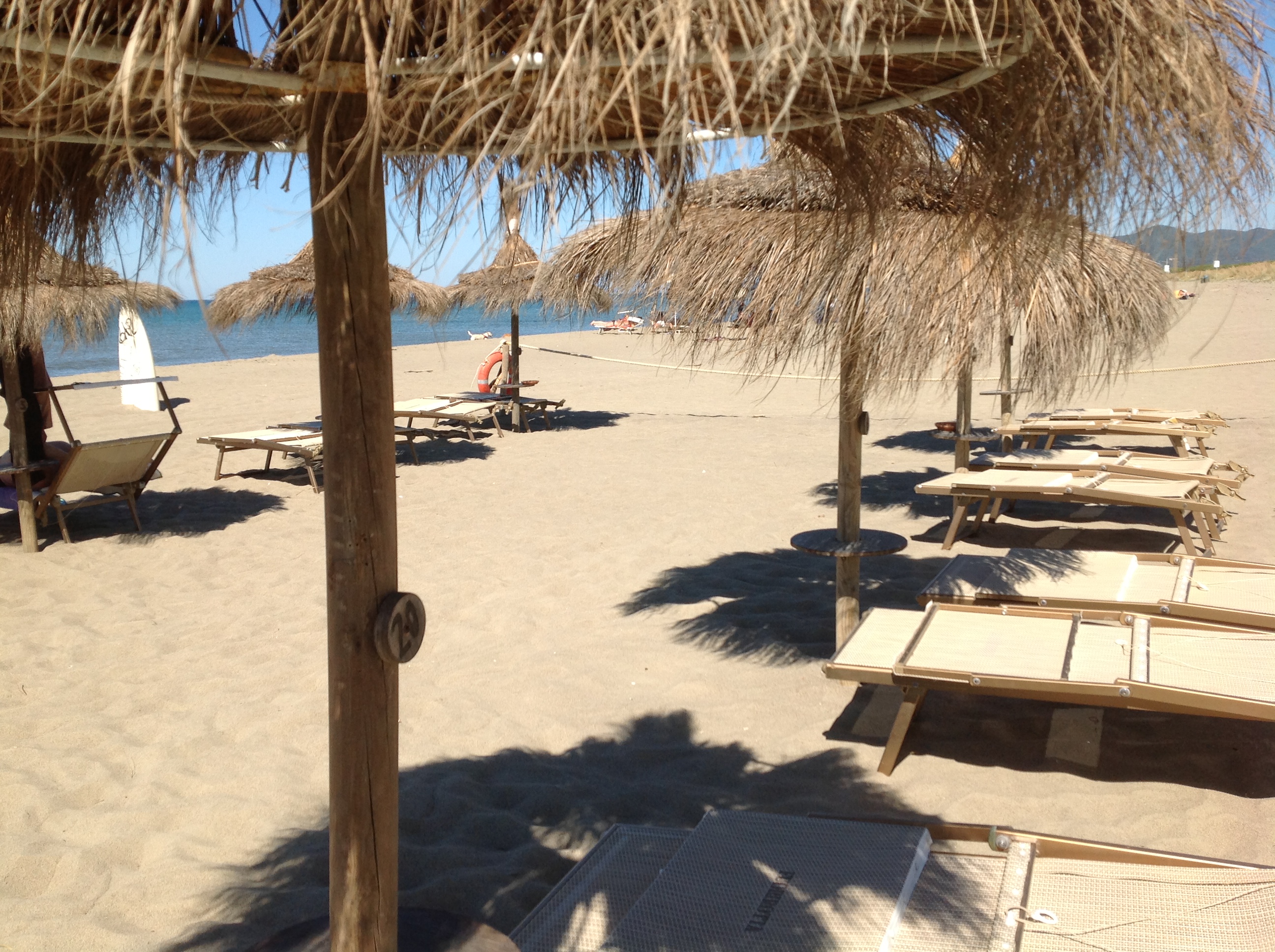 Ombrelloni e lettini sulla spiaggia del Fuorirotta Beach Club