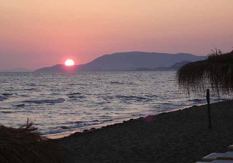 Tramonto sul mare visto dalla spiaggia del Fuorirotta Beach Club