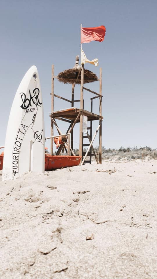 Torretta di salvataggio sulla spiaggia del Fuorirotta Beach Club