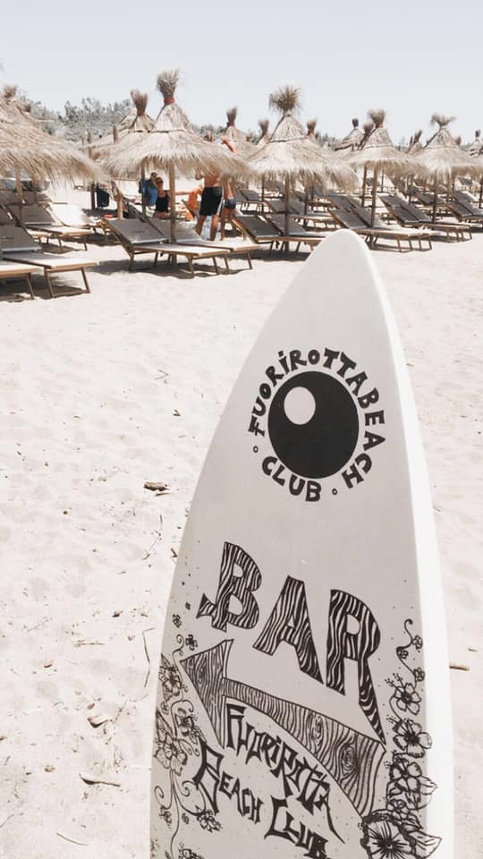 SUP (Stand Up Paddle) gratuito a disposizione dei clienti del Fuorirotta Beach Club