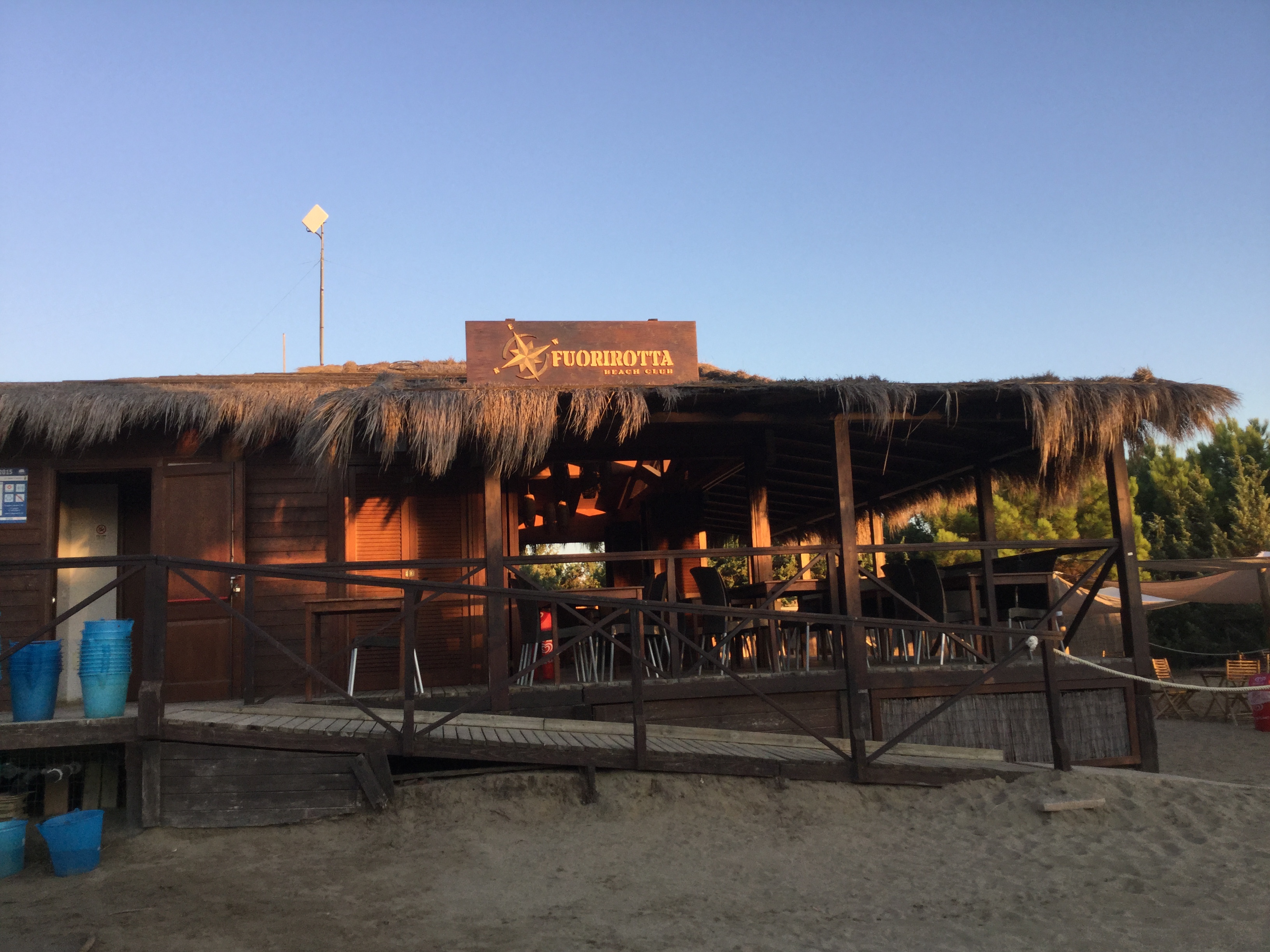 Beach Bar del Fuorirotta Beach Club con vista sulla spiaggia