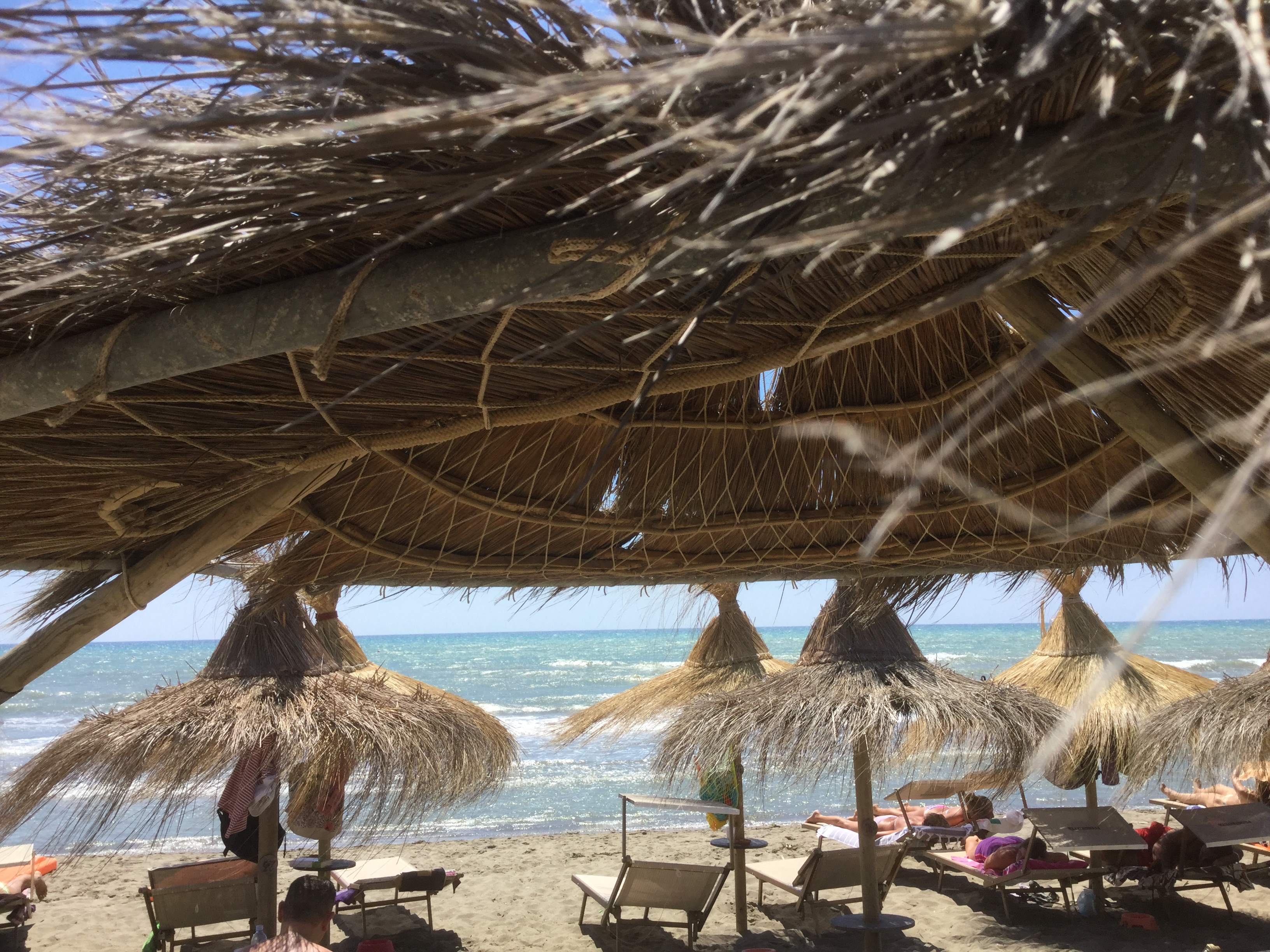 Vista panoramica della spiaggia e del bar del Fuorirotta Beach Club