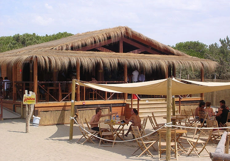 Bar e ristorante del Fuorirotta Beach Club con tavoli all'aperto vista mare, specialità di pesce fresco